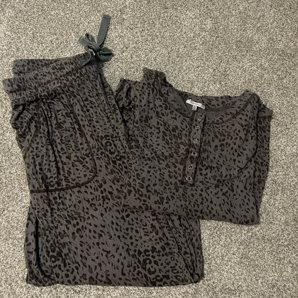 JODIFL Gray Leopard Print Top